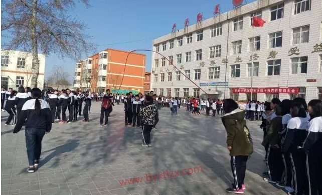 同连中学课间活动  绳彩飞扬”