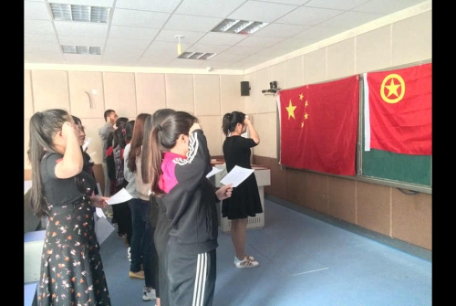 同连中学开展青年教师五四青年节宣誓活动”