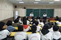 同连中学拉起一支70人的合唱队”