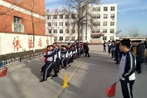 绳聚力量 团结一心 ——同连中学举行拔河比赛”