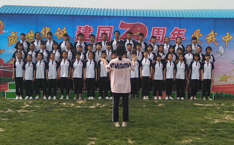 大合唱《花儿与少年》”
