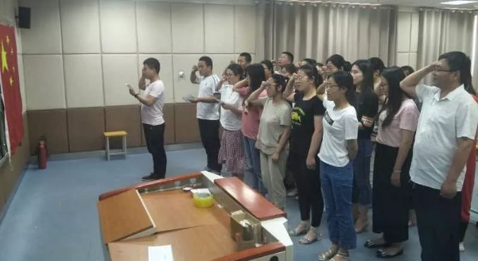 同连中学举行五四青年教师经验交流会暨宣誓活动”