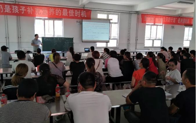 抢八奔九 积极备战 ——同连中学八年级召开家长动员会”