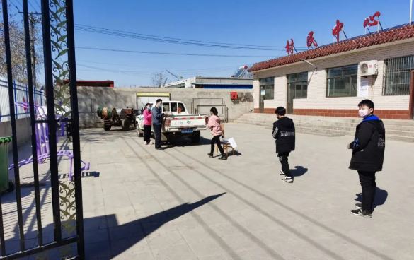 我校组织“别样发书”，助力停课不停学”