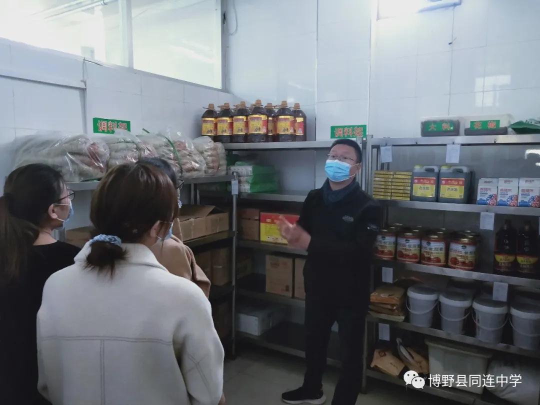 我校组织班主任代表参观学校食堂”